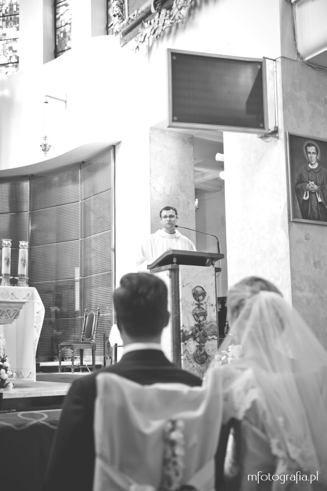 księdz na zdjęciu ślubnym